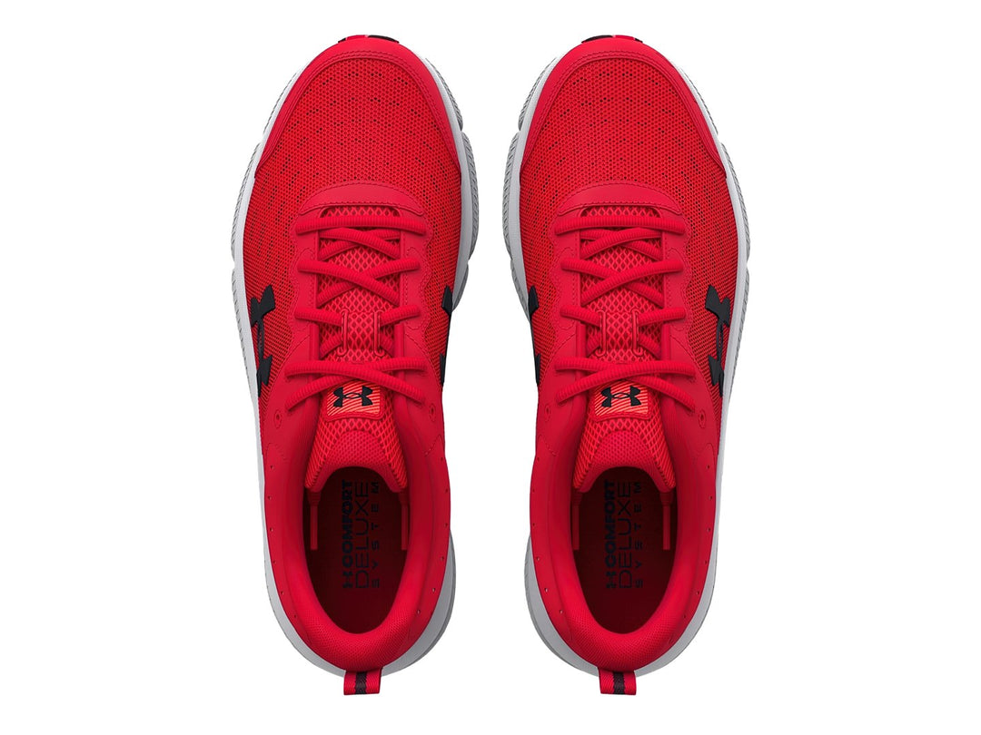 Tenis deportivos Under Armour color rojo con suela blanca y logotipo negro.