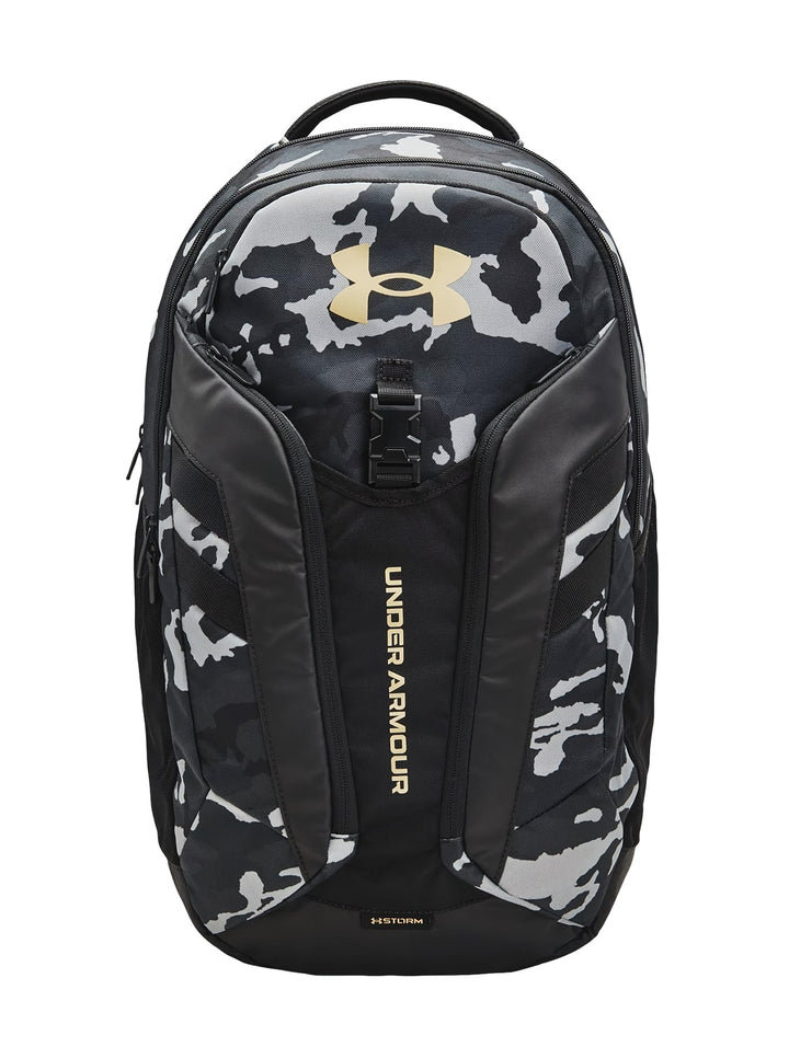 Mochila Under Armour Hustle Pro con estampado de camuflaje en tonos negro y gris con detalles en dorado.