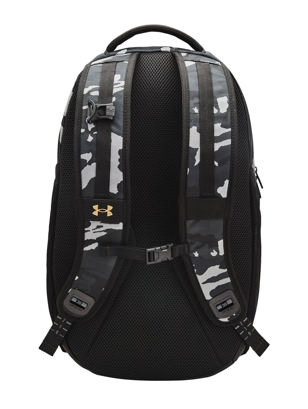 Mochila Under Armour Hustle Pro con estampado de camuflaje en tonos negro y gris con detalles en dorado.