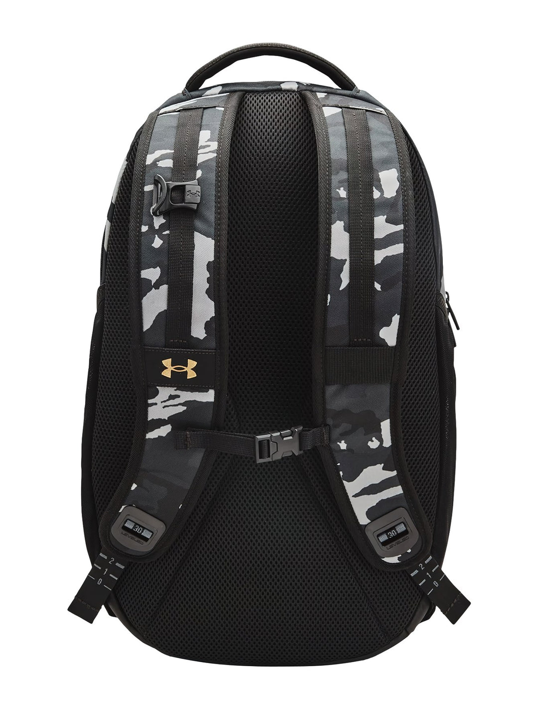Mochila Under Armour Hustle Pro con estampado de camuflaje en tonos negro y gris con detalles en dorado.