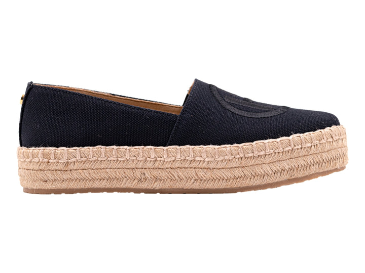 Zapato tipo alpargata color negro con suela de cuerda beige natural para mujer.