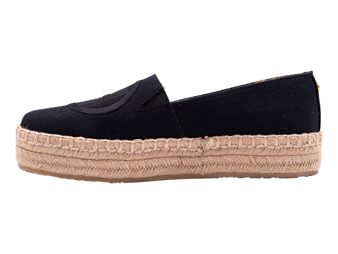 Zapato tipo alpargata color negro con suela de cuerda beige natural para mujer.