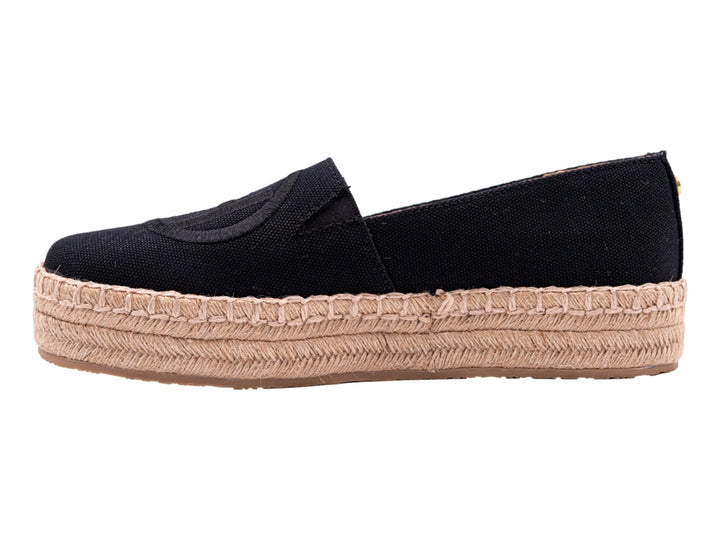 Zapato tipo alpargata color negro con suela de cuerda beige natural para mujer.