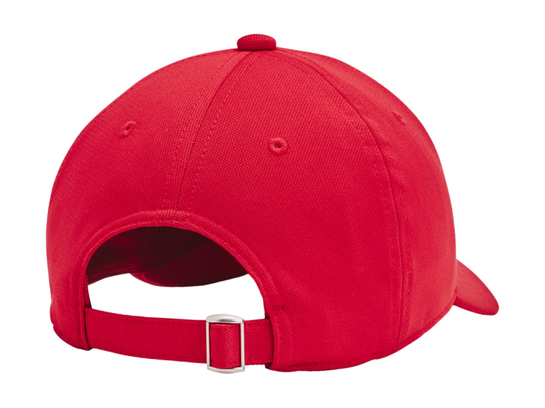 Gorra deportiva Under Armour de color rojo con logotipo blanco bordado en el frente.