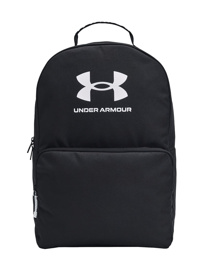 Mochila deportiva Under Armour de color negro con logotipo blanco en el centro y bolsillo frontal.