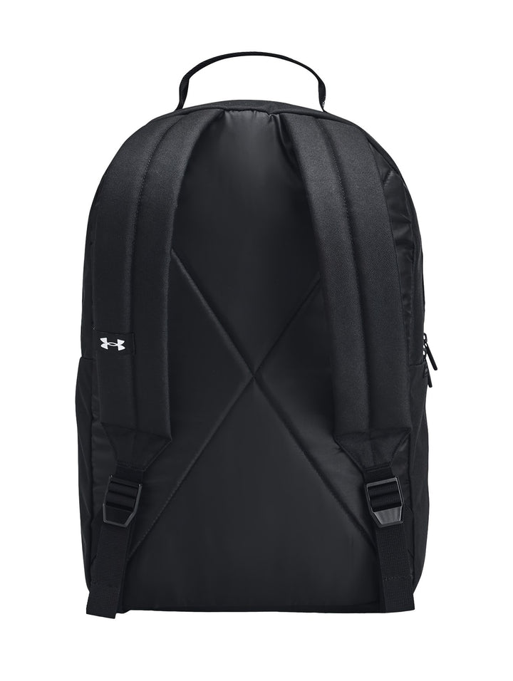 Mochila deportiva Under Armour de color negro con logotipo blanco en el centro y bolsillo frontal.