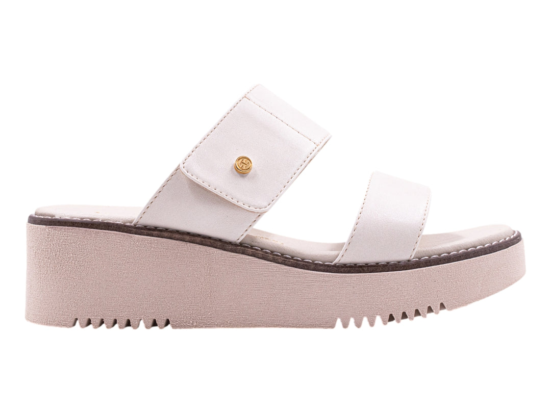 Sandalias Hispana color latte y blanco con plataforma alta y suela dentada para mujer.