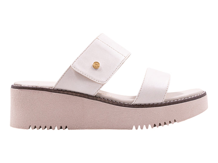 Sandalias Hispana color latte y blanco con plataforma alta y suela dentada para mujer.