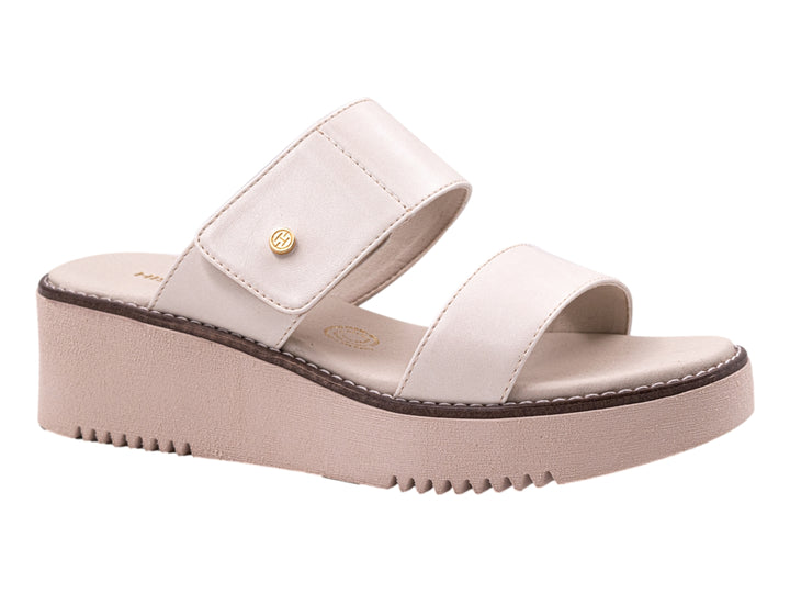 Sandalias Hispana color latte y blanco con plataforma alta y suela dentada para mujer.