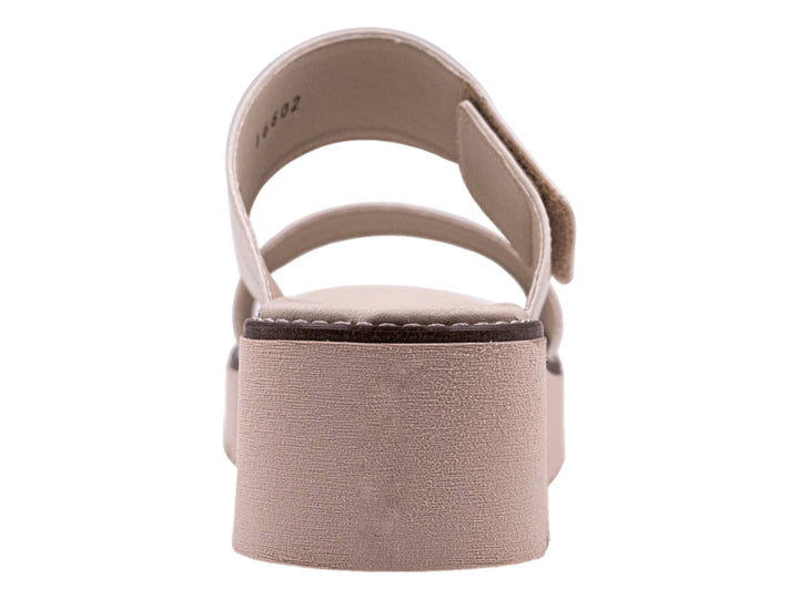 Sandalias Hispana color latte y blanco con plataforma alta y suela dentada para mujer.