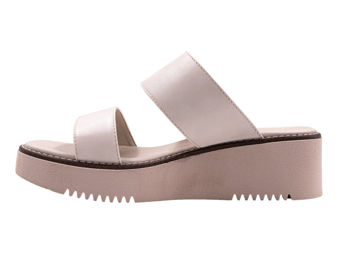 Sandalias Hispana color latte y blanco con plataforma alta y suela dentada para mujer.
