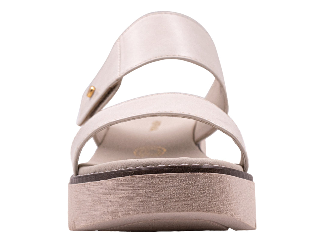 Sandalias Hispana color latte y blanco con plataforma alta y suela dentada para mujer.