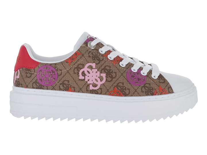 Tenis Guess color marrón con estampado multicolor en tonos rosa y morado, con suela blanca ancha.