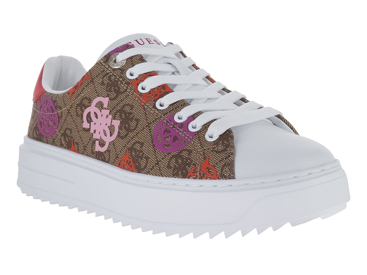 Tenis Guess color marrón con estampado multicolor en tonos rosa y morado, con suela blanca ancha.
