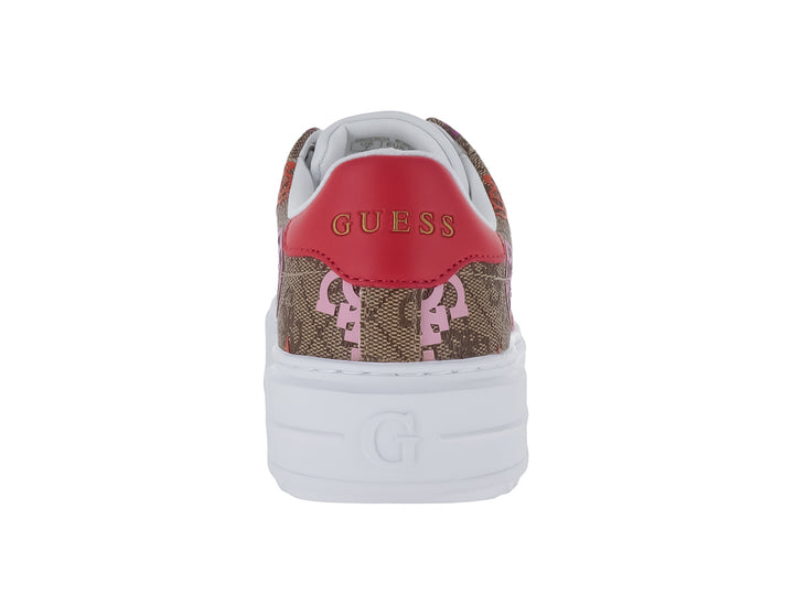 Tenis Guess color marrón con estampado multicolor en tonos rosa y morado, con suela blanca ancha.