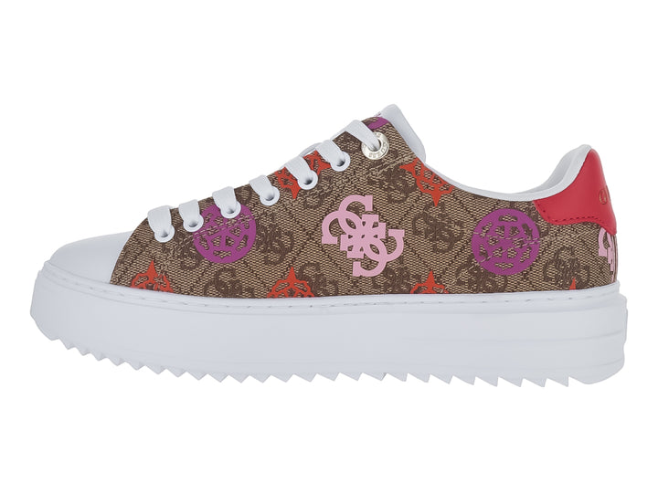 Tenis Guess color marrón con estampado multicolor en tonos rosa y morado, con suela blanca ancha.
