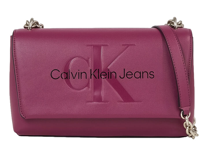 Bolso de hombro Calvin Klein Jeans color morado con correa de cadena plateada y logo en relieve.