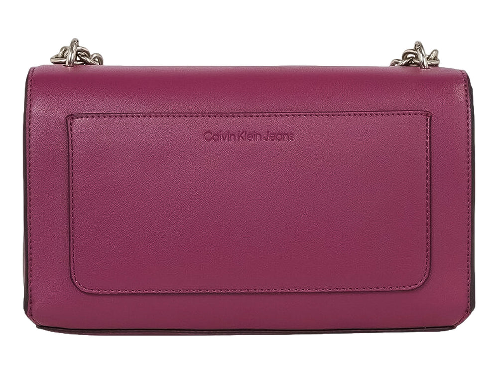 Bolso de hombro Calvin Klein Jeans color morado con correa de cadena plateada y logo en relieve.