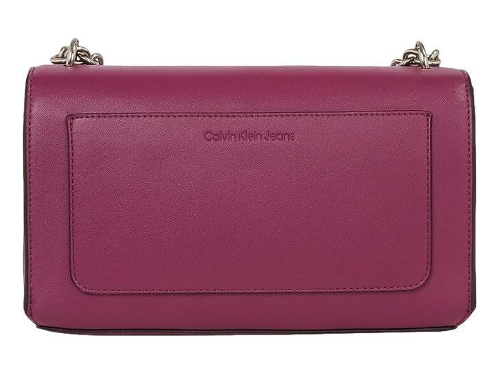Bolso de hombro Calvin Klein Jeans color morado con correa de cadena plateada y logo en relieve.