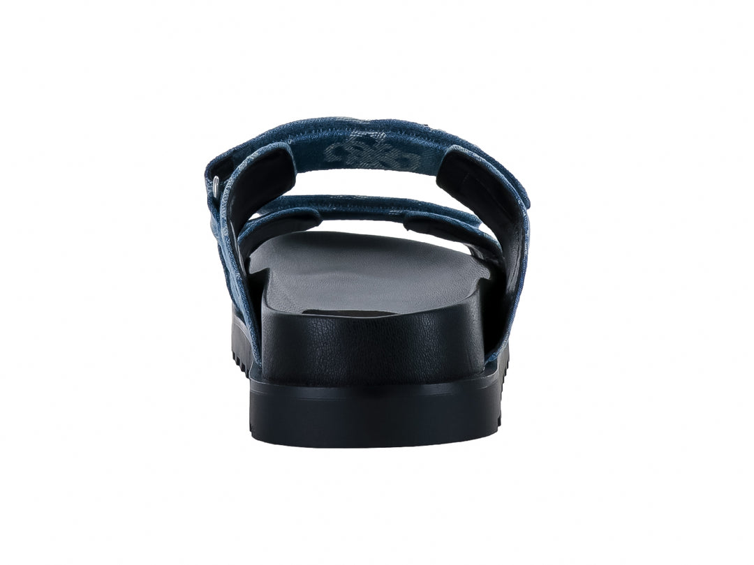 Sandalias GUESS color azul denim con suela gruesa negra y correa ajustable.