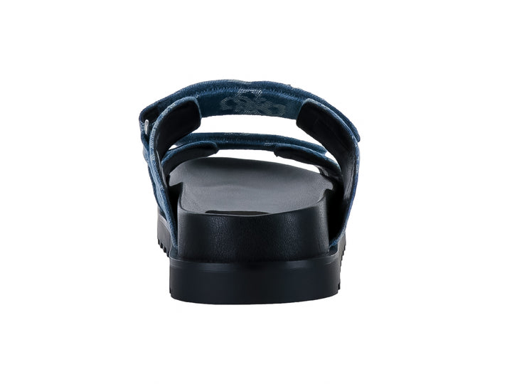 Sandalias GUESS color azul denim con suela gruesa negra y correa ajustable.