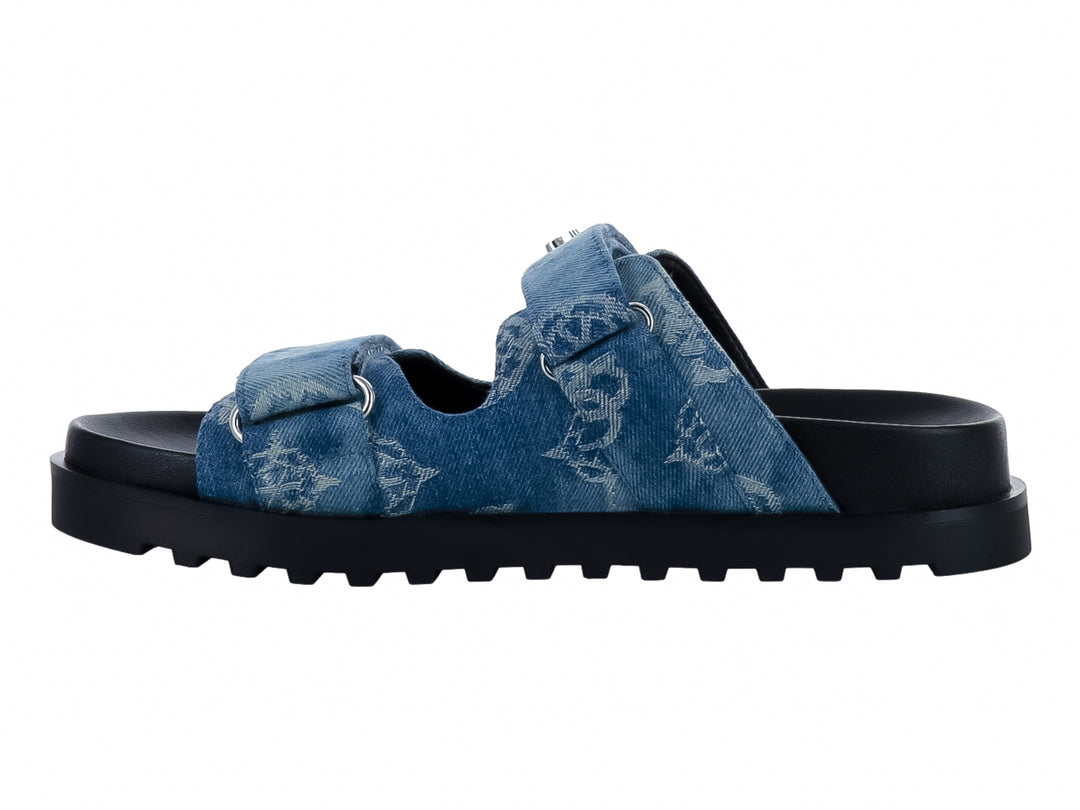 Sandalias GUESS color azul denim con suela gruesa negra y correa ajustable.