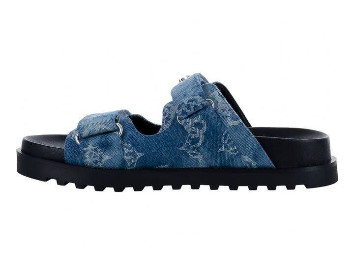 Sandalias GUESS color azul denim con suela gruesa negra y correa ajustable.