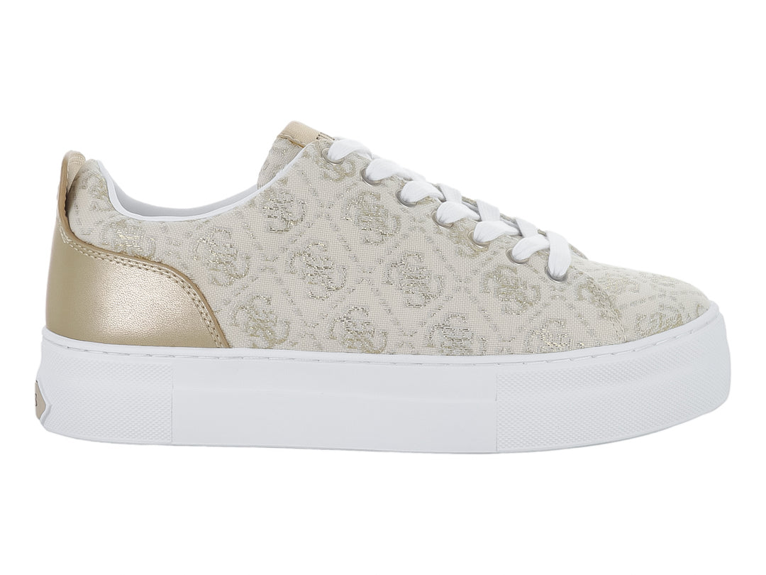 Tenis Guess de tela beige con estampado, talón dorado y suela blanca.
