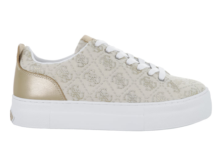 Tenis Guess de tela beige con estampado, talón dorado y suela blanca.