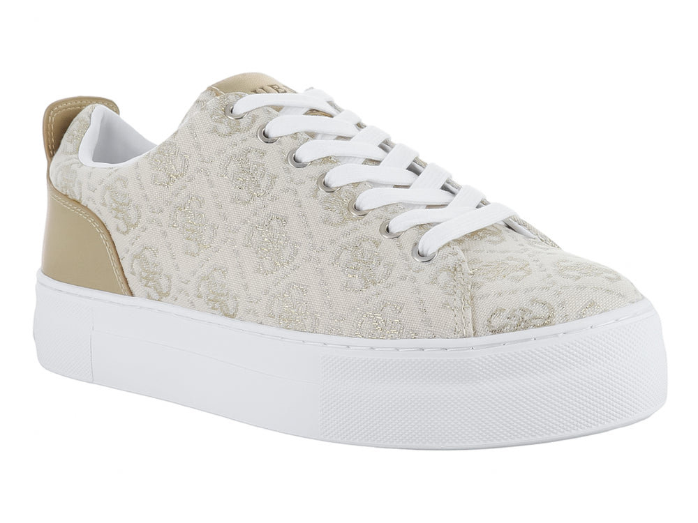 Tenis Guess de tela beige con estampado, talón dorado y suela blanca.