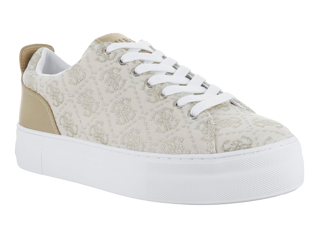 Tenis Guess de tela beige con estampado, talón dorado y suela blanca.