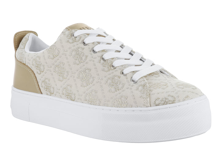 Tenis Guess de tela beige con estampado, talón dorado y suela blanca.