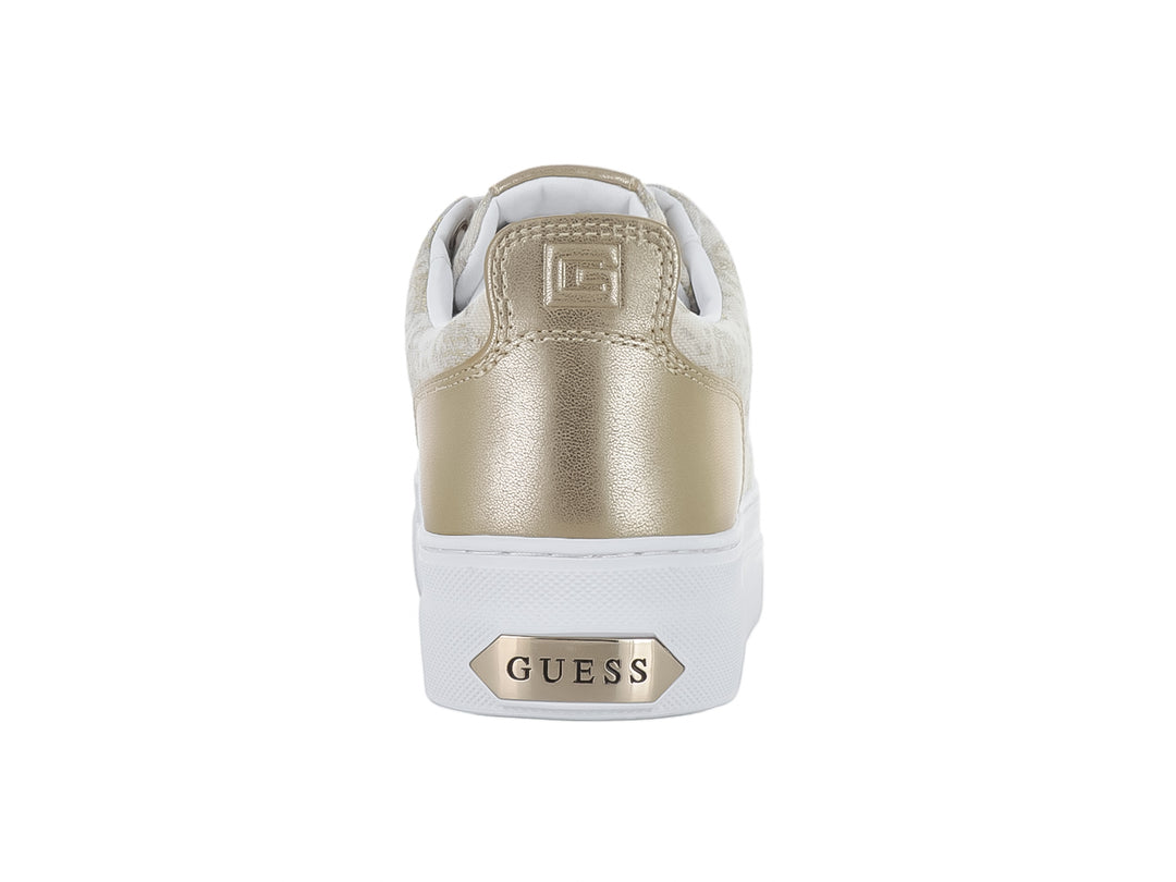 Tenis Guess de tela beige con estampado, talón dorado y suela blanca.