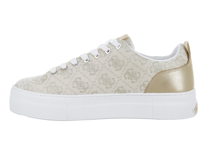 Tenis Guess de tela beige con estampado, talón dorado y suela blanca.