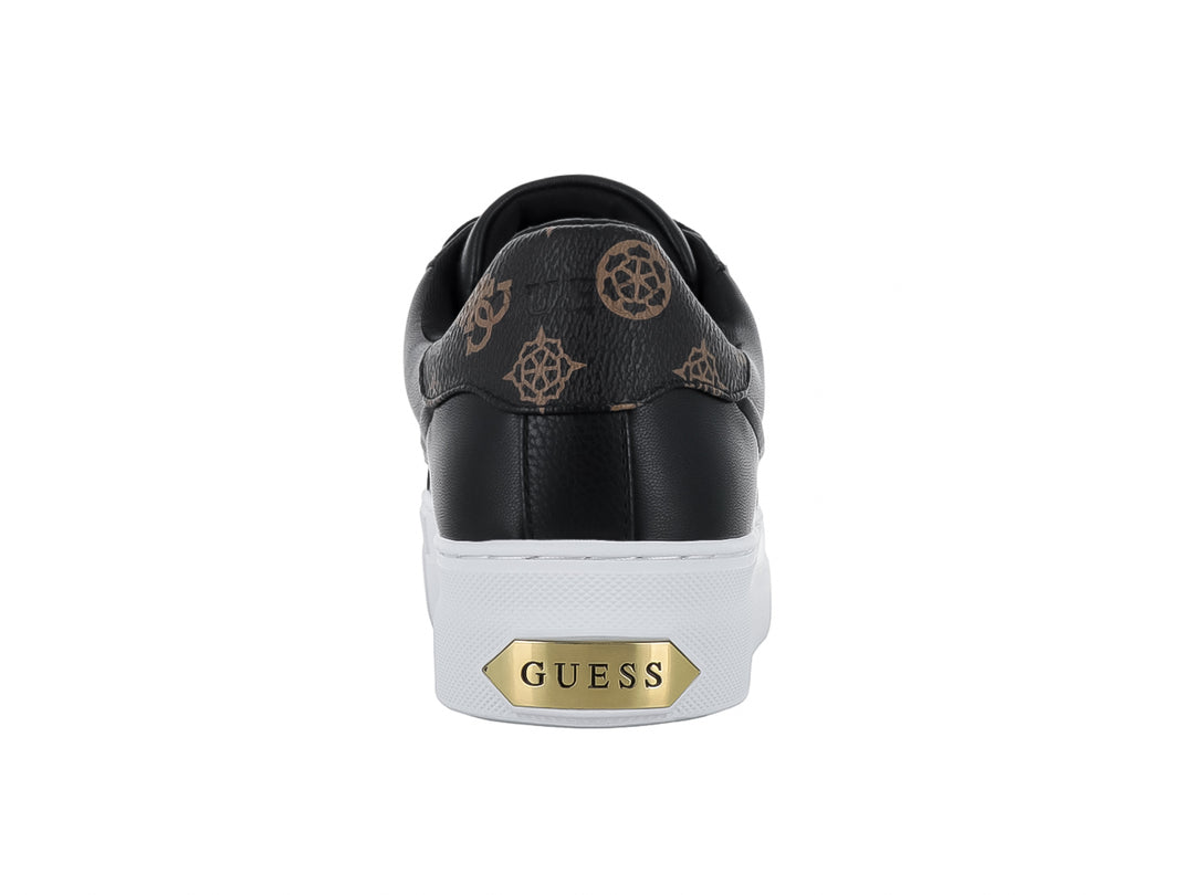 Tenis negros GUESS con suela blanca ancha y detalles decorativos dorados en las agujetas.