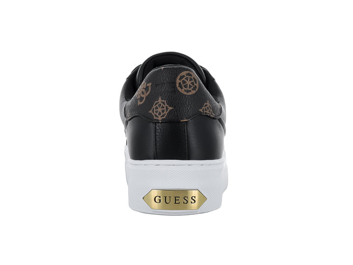 Tenis negros GUESS con suela blanca ancha y detalles decorativos dorados en las agujetas.