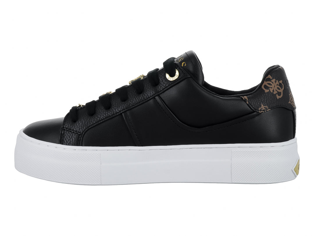 Tenis negros GUESS con suela blanca ancha y detalles decorativos dorados en las agujetas.