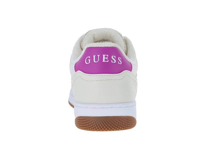 Tenis Guess color beige con detalles en rosa, suela blanca y base café para mujer.