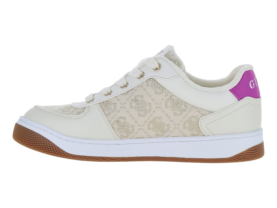Tenis Guess color beige con detalles en rosa, suela blanca y base café para mujer.