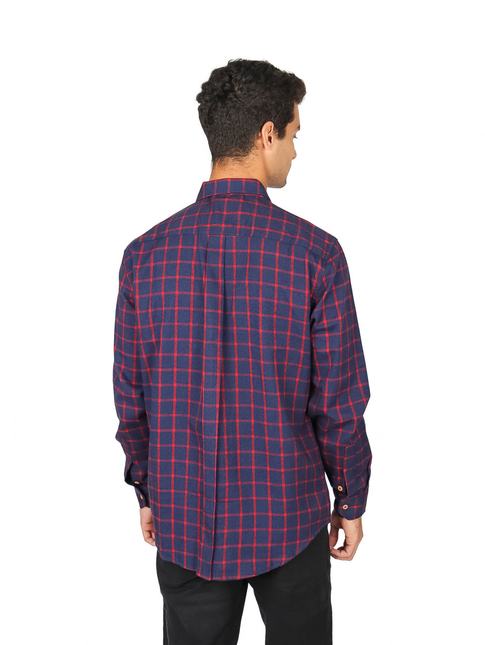 Hombre vistiendo una camisa de pana a cuadros en colores azul marino y rojo con manga larga.