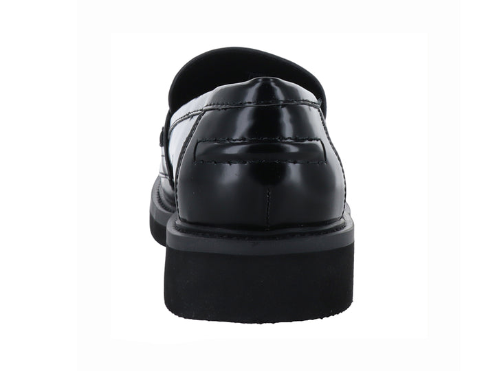 Zapato tipo mocasín Guess en color negro brillante con hebilla dorada y suela gruesa.