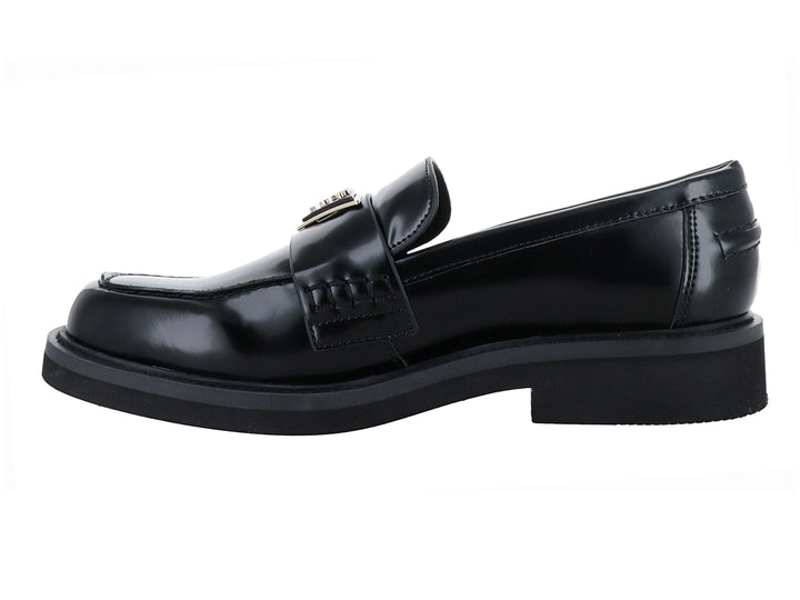 Zapato tipo mocasín Guess en color negro brillante con hebilla dorada y suela gruesa.
