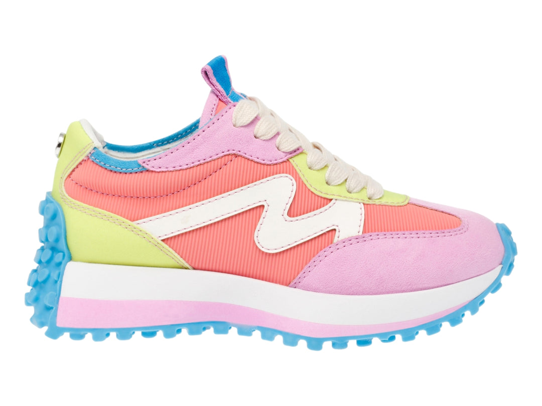 Tenis infantiles Steve Madden multicolor con suela gruesa azul y detalles en rosa y amarillo.