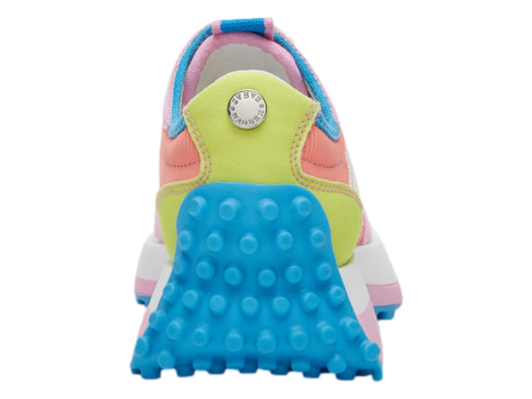Tenis infantiles Steve Madden multicolor con suela gruesa azul y detalles en rosa y amarillo.