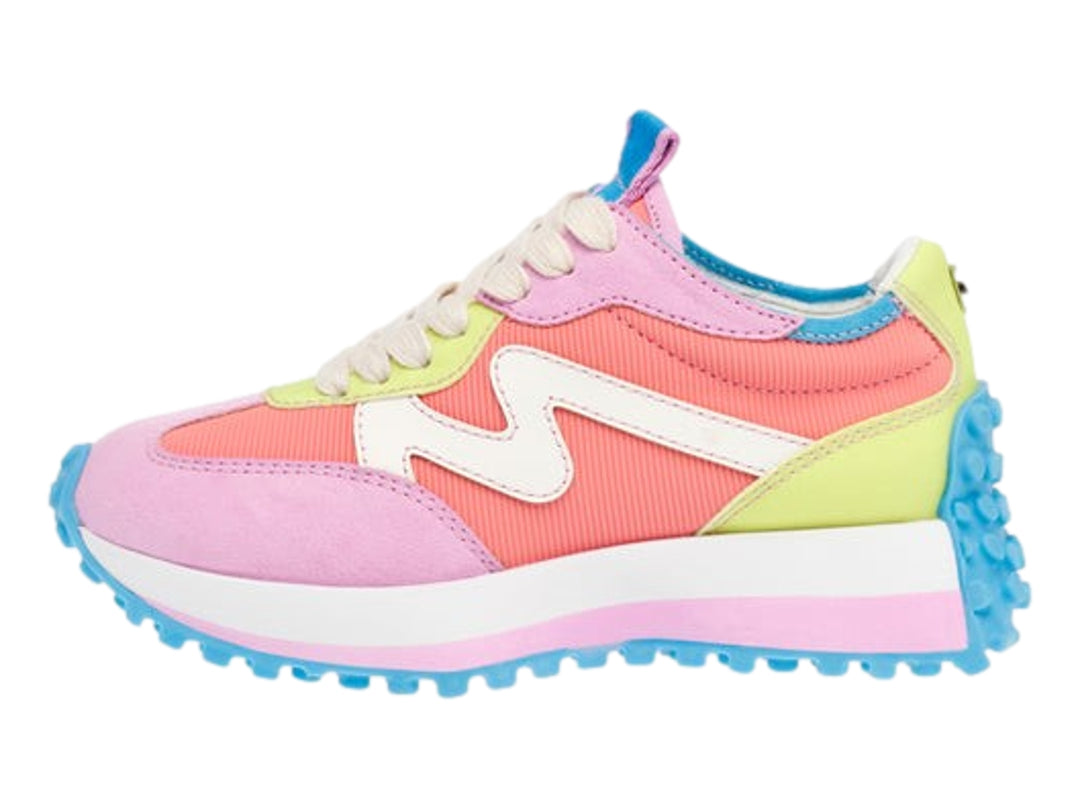 Tenis infantiles Steve Madden multicolor con suela gruesa azul y detalles en rosa y amarillo.