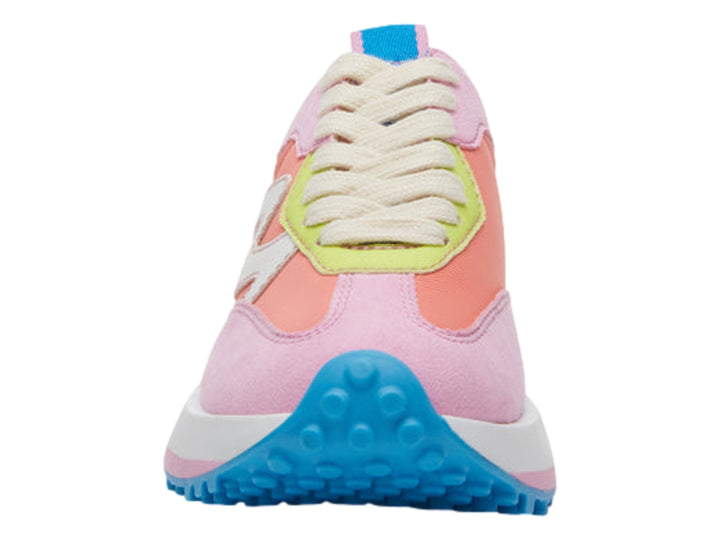 Tenis infantiles Steve Madden multicolor con suela gruesa azul y detalles en rosa y amarillo.