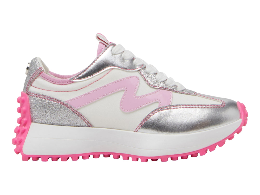 Tenis deportivos infantiles Steve Madden en colores blanco, rosa y plateado con suela rosa dentada.