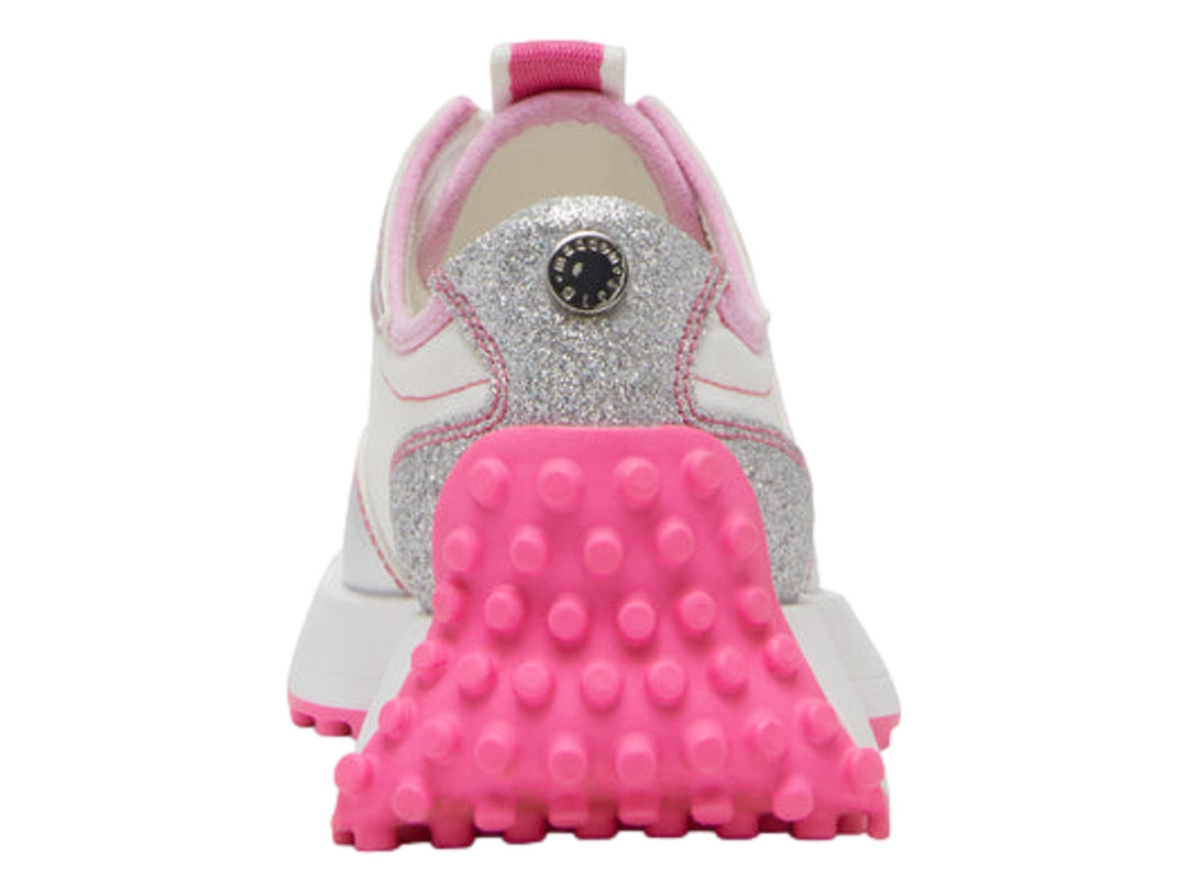 Tenis deportivos infantiles Steve Madden en colores blanco, rosa y plateado con suela rosa dentada.