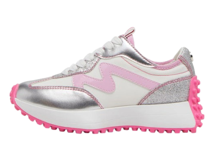 Tenis deportivos infantiles Steve Madden en colores blanco, rosa y plateado con suela rosa dentada.