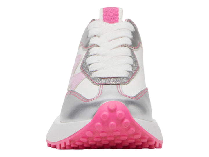 Tenis deportivos infantiles Steve Madden en colores blanco, rosa y plateado con suela rosa dentada.